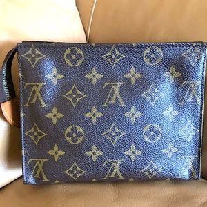 LOUIS VUITTON Monogram Toiletry Pouch Medium Size
